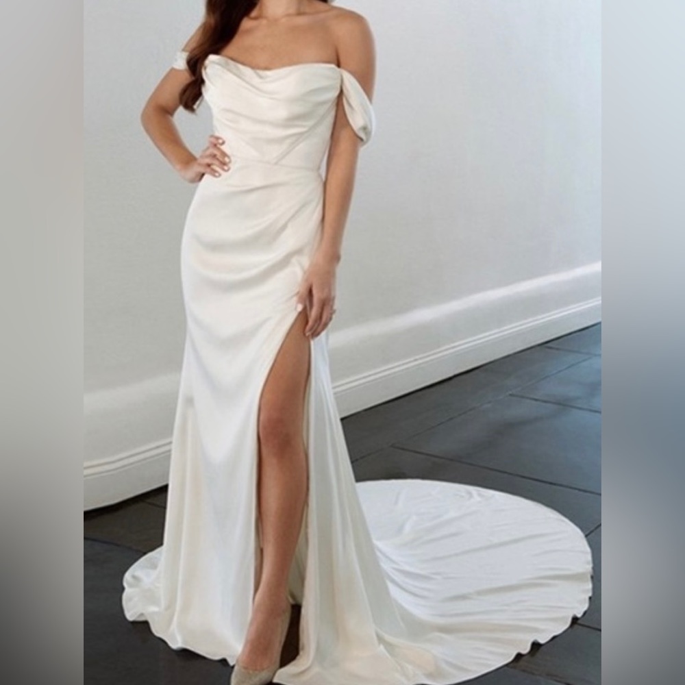 Beautiful wedding dress! I don’t need it anymore. Never worn!